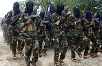 صورة من الارشيف- مقاتلو الشباب الإسلاميون المتشددون يقومون بمناورات عسكرية في حي سقاهولاها شمال مقديشو، الصومال.