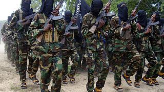 صورة من الارشيف- مقاتلو الشباب الإسلاميون المتشددون يقومون بمناورات عسكرية في حي سقاهولاها شمال مقديشو، الصومال.