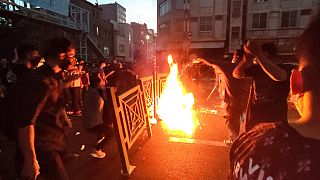 متظاهرون يشعلون النار ويغلقون الشارع، طهران، إيران