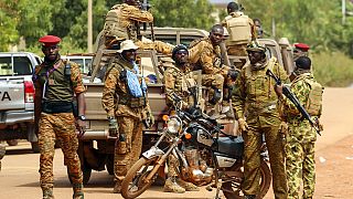  جنود موالون لآخر زعيم انقلاب في بوركينا فاسو الكابتن إبراهيم تراوري يتجمعون خارج الجمعية الوطنية، بوركينا فاسو، 1 أكتوبر 2022