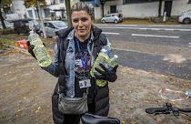 Une automobiliste a rempli des bouteilles en plastique alors que la France connaît d'importantes pénuries de carburant.