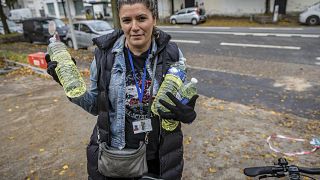 Une automobiliste a rempli des bouteilles en plastique alors que la France connaît d'importantes pénuries de carburant.
