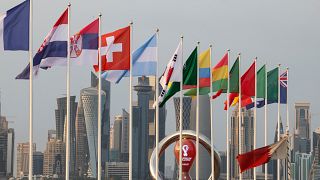 أناس يتجمعون عند ساعة العد التنازلي لكأس العالم في العاصمة القطرية الدوحة. 2022/10/15