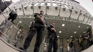 رجال شرطة نمساويون يحرسون مدخل مقر أوبك. 2017/05/24
