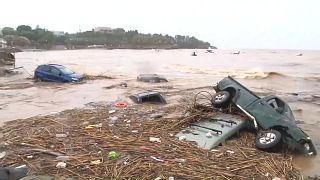 A krétai vihar jó néhány járművet sodort a tengerbe