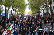 Fransa'nın başkenti Paris'te binlerce kişi yükselen enflasyon, hayat pahalılığı ve iklim politikalarını protesto ediyor