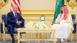ولي العهد السعودي الأمير محمد بن سلمان، يحيي الرئيس جو بايدن بقبضة يده بعد وصوله إلى قصر السلام في جدة، السعودية، 15 يوليو 2022. 