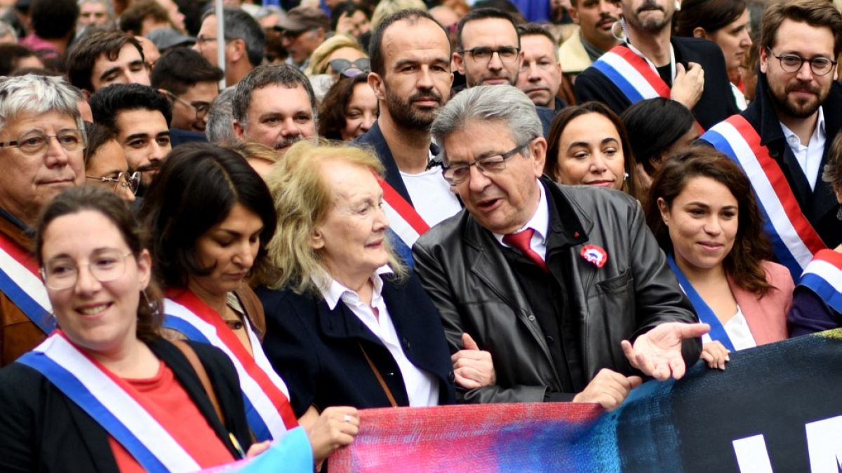  الروائية الفرنسية الحائزة على جائزة نوبل للآداب آني إرنو وجان لوك ميلينشون يحضران مسيرة ضد ارتفاع تكاليف المعيشة، باريس، 16 أكتوبر 2022.