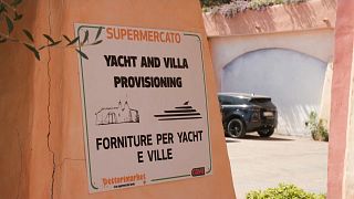 Ein Schild wirbt für Sicherheitsdienstleister in  Porto Cervo 