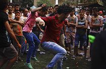  شباب مصريون يرقصون خلال "مهرجانات"، حفلة موسيقية لمطربين موسيقيين، القاهرة، مصر.، 2013