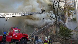 Тушение пожара в одном из зданий после атаки дрона-камикадзе на Киев. 17 октября 2022 года