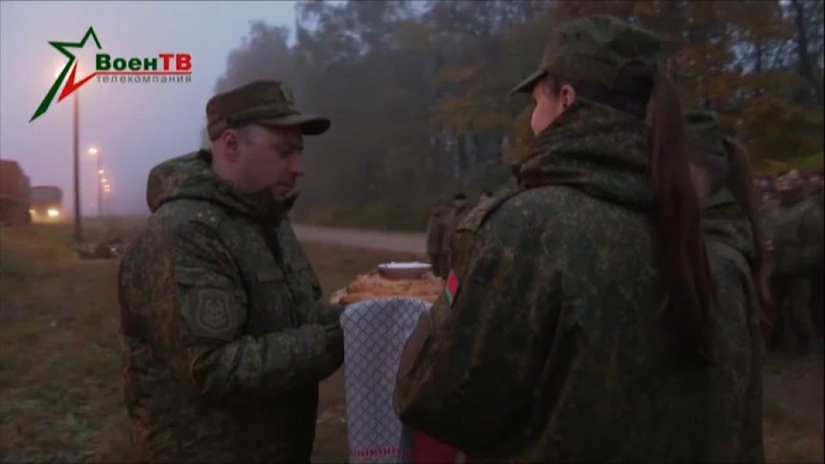 Orosz katonák ünnepélyes fogadtatása Belaruszban.