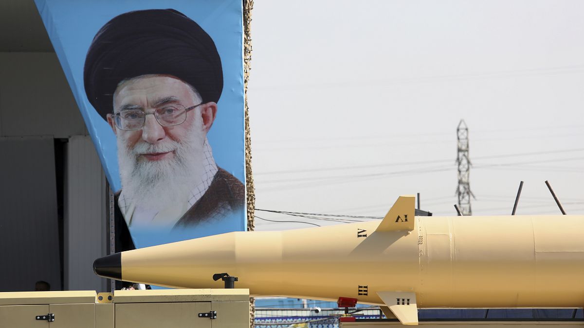 موشک‌های تولید ایران در رژه نیروهای مسلح