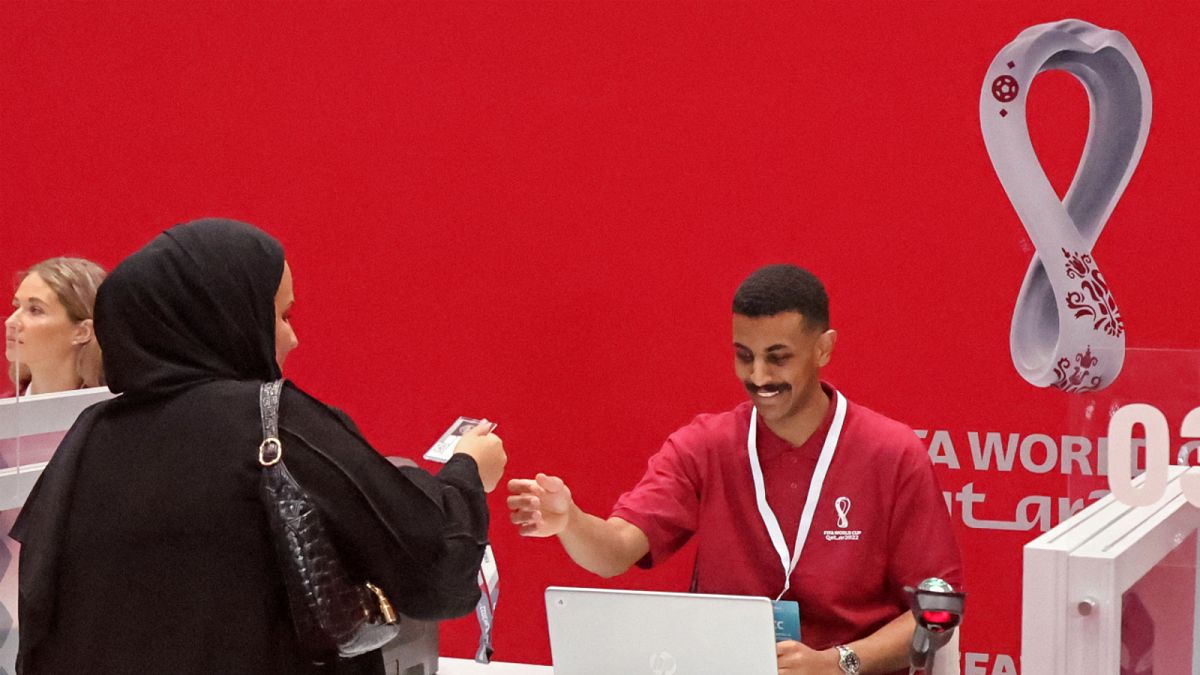عامل بمركز خدمات بطااقات "هيا" في الدوحة