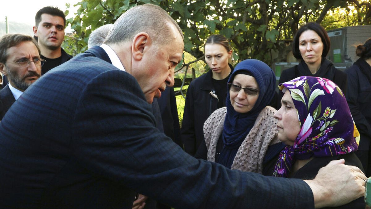 الرئيس التركي رجب طيب أردوغان يتحدث مع أفراد عائلات ضحايا الانفجار الذي وقع في أماسرا، في مقاطعة بارتين المطلة على البحر الأسود، بتركيا ، يوم السبت 15 أكتوبر 2022