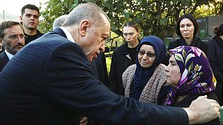 الرئيس التركي رجب طيب أردوغان يتحدث مع أفراد عائلات ضحايا الانفجار الذي وقع في أماسرا، في مقاطعة بارتين المطلة على البحر الأسود، بتركيا ، يوم السبت 15 أكتوبر 2022