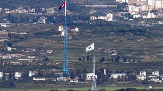 أعلام كوريا الشمالية وكوريا الجنوبية ترفرف في المنطقة المنزوعة السلاح في مدينة باجو الحدودية بين الكوريتين