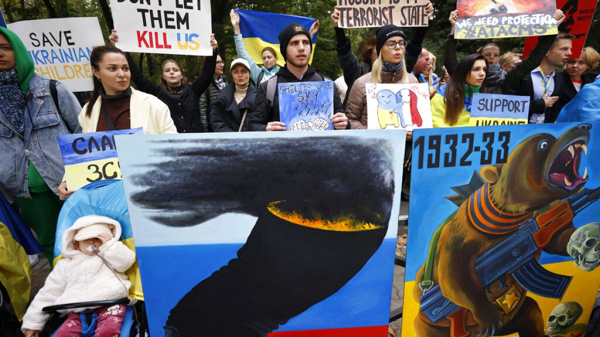 Proteste in Paris nach neuen Anschlägen Russlands in der Ukraine (14. Oktober 2022). Offiziellen Angaben zufolge werden die Angriffe mit Drohnen aus dem Iran durchgeführt.