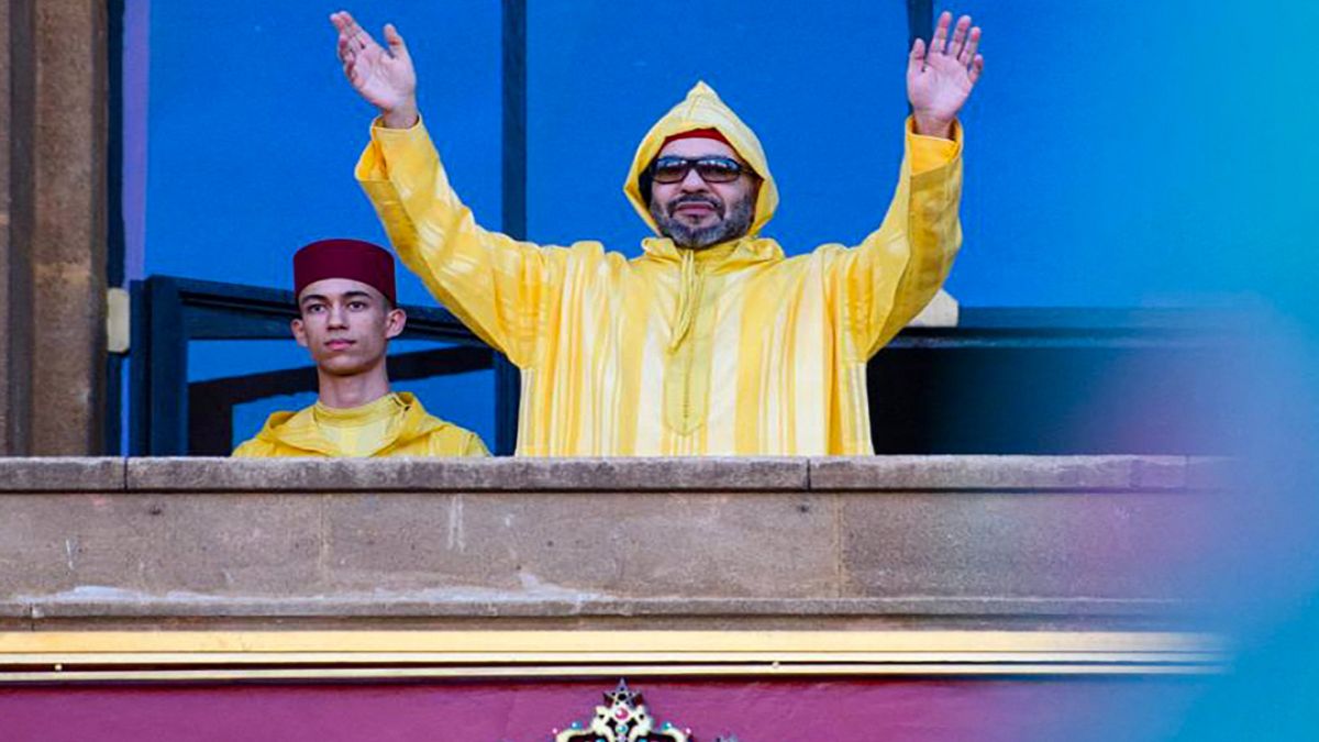  صورة قدمها القصر الملكي المغربي للعاهل المغربي محمد السادس برفقة ولي العهد الأمير مولاي حسن وهو يلقي كلمة أمام البرلمان، الرباط، في 14 أكتوبر 2022