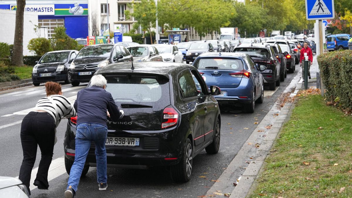 Hosszú sorokban várták több kútnál az emberek a hétvégén us, hogy üzemanyaghoz jussanak - ez a kép a párizsi Nanterres-ben készült október 15-én