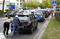 Hosszú sorokban várták több kútnál az emberek a hétvégén us, hogy üzemanyaghoz jussanak - ez a kép a párizsi Nanterres-ben készült október 15-én