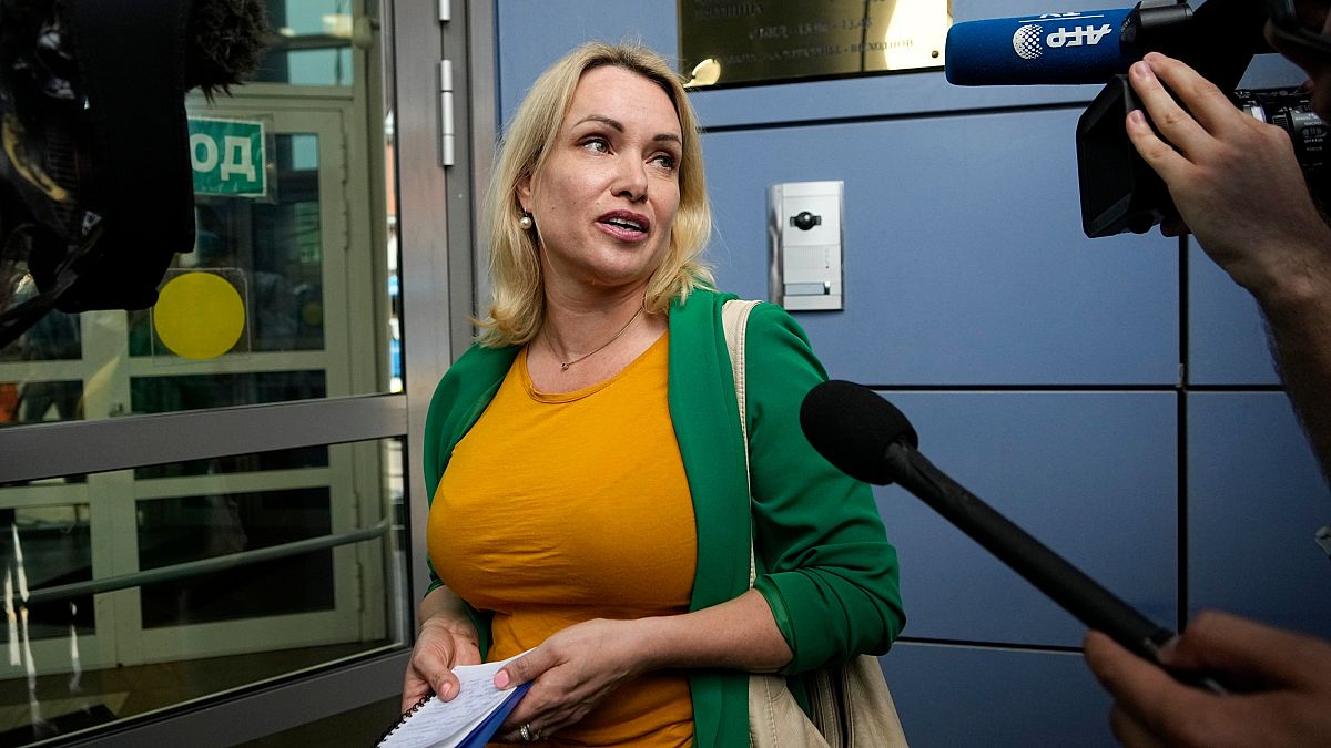 Марина Овсянникова уехала из России, несмотря на ограничения, наложенные судом 