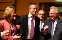 Szijjártó Péter magyar- és Jean Asselborn luxemburgi külügyminiszter az EU-tagországok külügyminisztereinek tanácskozásán Luxembourgban 2022. október 17-én