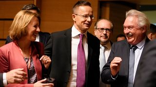 Szijjártó Péter magyar- és Jean Asselborn luxemburgi külügyminiszter az EU-tagországok külügyminisztereinek tanácskozásán Luxembourgban 2022. október 17-én