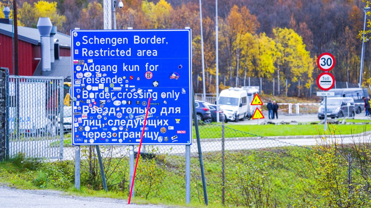 Un cartello annuncia il valico di frontiera nell'area Schengen a Kirkenes, in Norvegia, al confine con la Russia