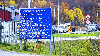 Un cartel que indica el cruce fronterizo de Storskog entre Rusia y Noruega cerca de Kirkenes, Noruega, el 28 de septiembre de 2022.