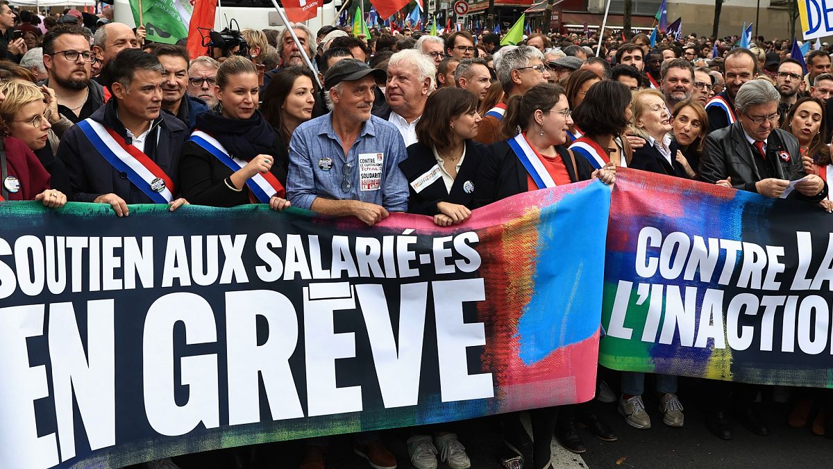 السياسي الفرنسي ميلانشون والفائزة بجائزة نوبل للأدب آني إرنو خلال مظاهرة الأحد ضدّ الغلاء في باريس 