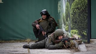 دو سرباز اوکراینی در حال آموزش نظامی هستند