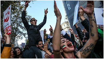 مظاهرات أمام القنصلية الإيرانية بإسطنبول تضامنا مع الإيرانيين
