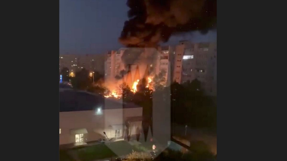 Feuer in Russland nach Absturz eines Kampfjets auf ein Wohnhaus in Jejsk
