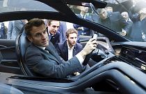 Fransa Cumhurbaşkanı Emmanuel Macron, Paris Otomobil Fuarı'nda hidrojenle çalışan Hopium Machina Vision'un içinde otururken