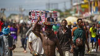 Des manifestants portent un faux cercueil à l'effigie du Premier ministre lors d'une manifestation à Port-au-Prince, Haïti, lundi 17 octobre 2022