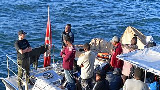 مسؤول بخفر السواحل التونسي أثناء إعادته لمهاجرين غير شرعيين