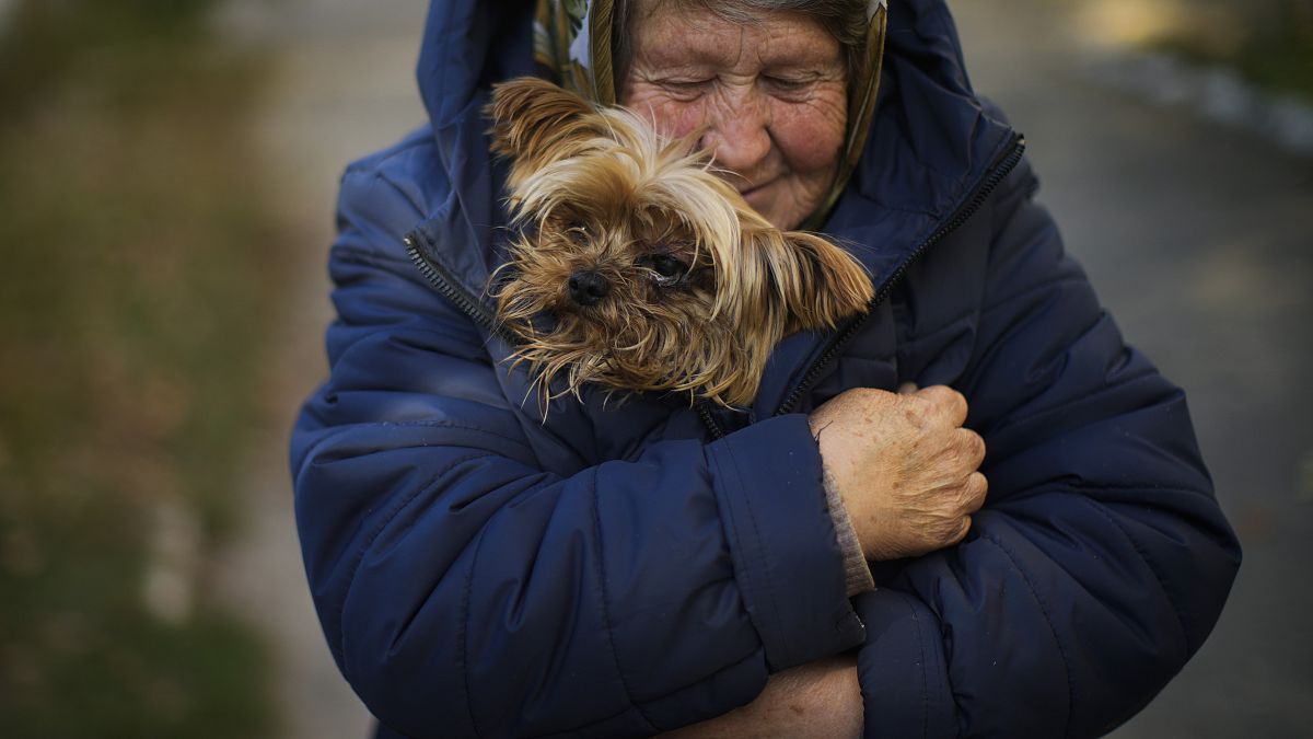 Жительница Ковшаровки в Харьковской области согревает свою собаку
