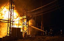 11 settembre 2022: in questa foto d'archivio, i vigili del fuoco di Kiev spengono un incendio a una centrale elettrica dopo un attacco russo