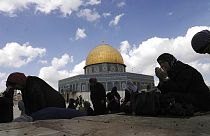 فلسطينيات يشاركن في صلاة الجمعة في مسجد قبة الصخرة في مجمع المسجد الأقصى بالبلدة القديمة في القدس، الجمعة 14 أكتوبر 2022