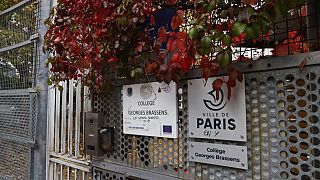 Das Eingangstor der Schule, die die ermordete Lola besuchte. Ihr lebloser Körper war am Freitag im Innenhof ihres Wohngebäudes in Paris gefunden.