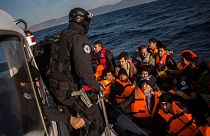 Διάσωση μεταναστών από άνδρες της Frontex στη θάλασσα