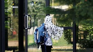 طالبة محجبة تدخل مدرسة ثانوية في ديسين بالقرب من ليون، فرنسا
