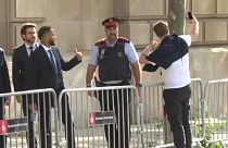 نيمار يتوقف للظهور في سيلفي مع أحد المعجبين أثناء دخوله مبنى المحكمة في إسبانيا