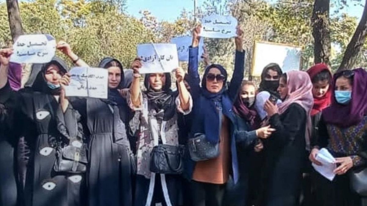 تجمع اعتراضی ده‌ها زن و دختر افغان در مقابل دانشگاه کابل