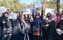 تجمع اعتراضی ده‌ها زن و دختر افغان در مقابل دانشگاه کابل