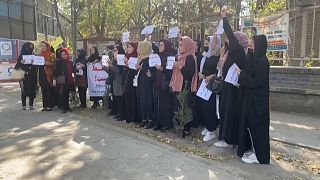 Mujeres protestando ante la Universidad de Kabul