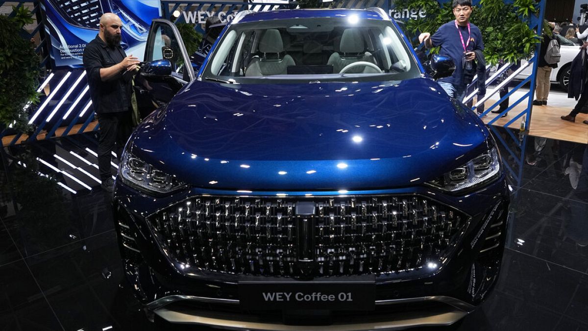  سيارة الدفع الرباعي الهجينة WEY Coffeee 01 من صنع شركة صناعة السيارات الصينية جريت وول موتورز في معرض باريس للسيارات يوم الاثنين 17 أكتوبر 2022 