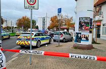 Véhicules de police déployés sur les lieux de l'attaque à l'arme blanche qui s'est produite à Ludwigshafen, dans l'ouest de l'Allemagne, le 18 octobre 2022