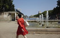 Egy nő sétál Párizsban a nyári hőhullámok idején - Képünk illusztráció